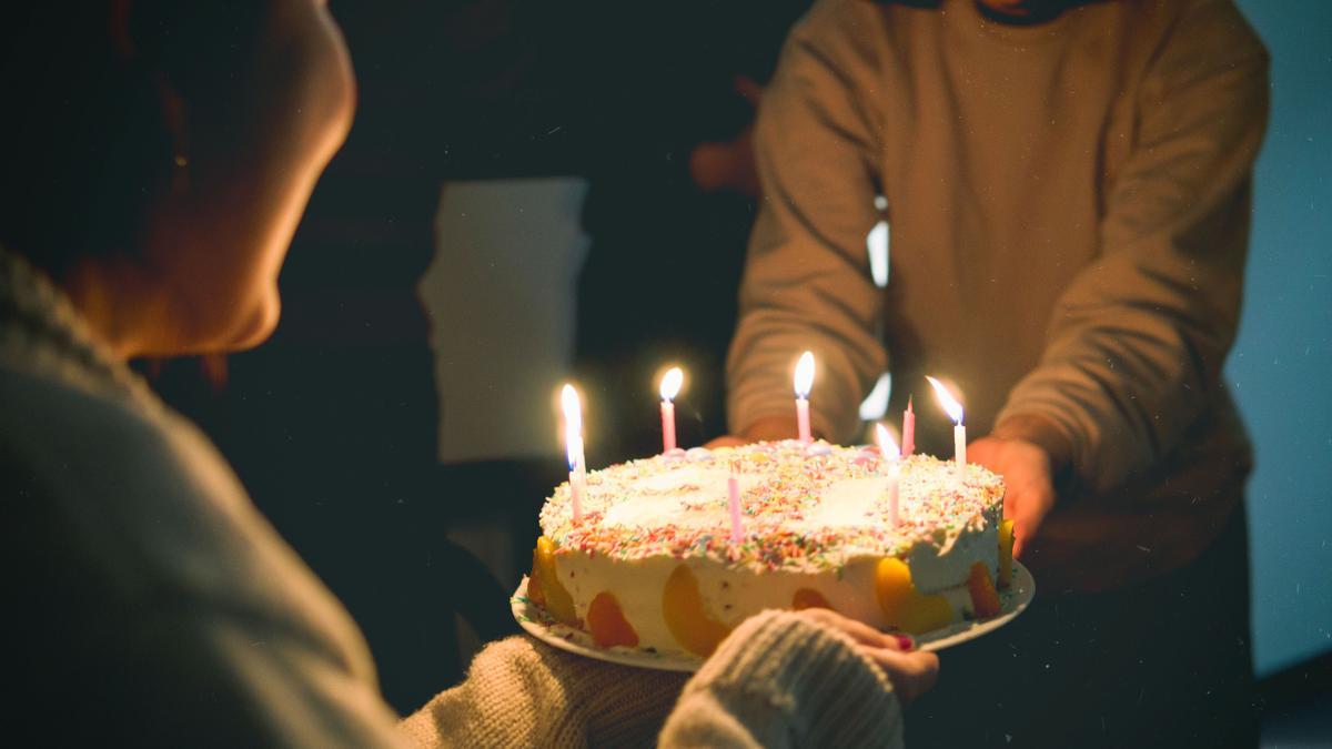 Un joven tiktoker le gasta esta pesada broma a su madre por el día de su cumpleaños