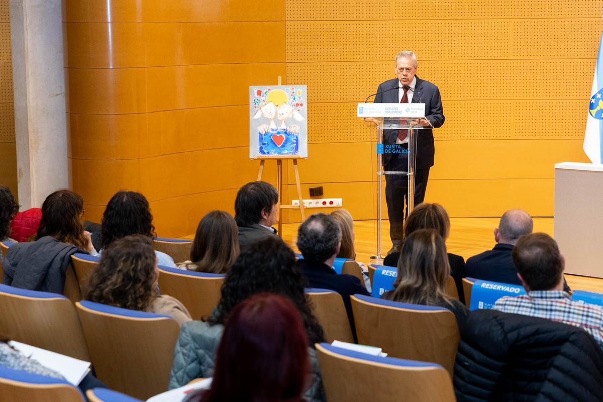 El conselleiro de Sanidade, este viernes, con la red de psicología clínica.