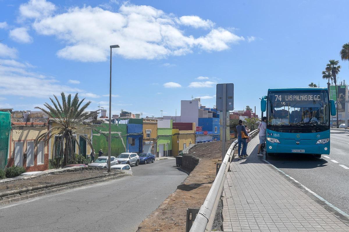 Guagua de la línea 74 en San Cristóbal, en Las Palmas de Gran Canaria.