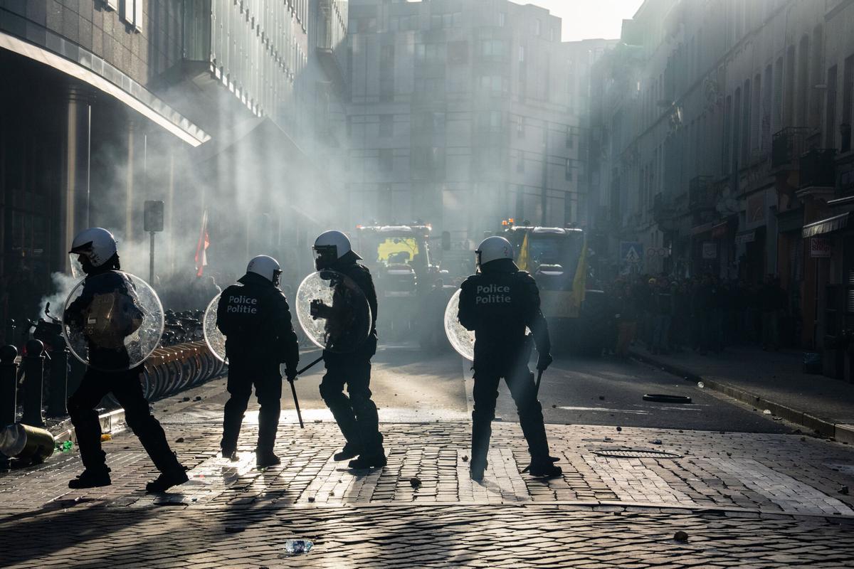 Agentes de policía intervienen para dispersar a los manifestantes frente al Parlamento Europeo en la jornada de protesta agraria contra los acuerdos de Mercosur y la PAC.