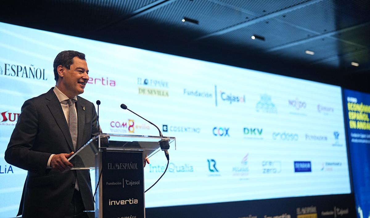 Juanma Moreno, presidente de la Junta de Andalucía, interviene en el VI Foro Económico 'El Español' inaugurado en Sevilla.