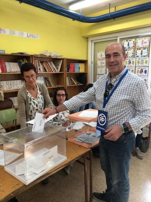 Enrique Ortí (PP) vota en Xirivella.