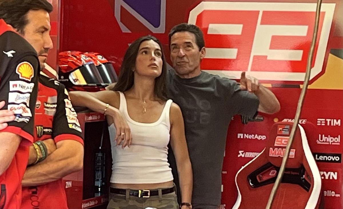 Gemma Pinto, pareja de Marc Márquez, contempla el entrenamiento del piloto junto a Julia Márquez.