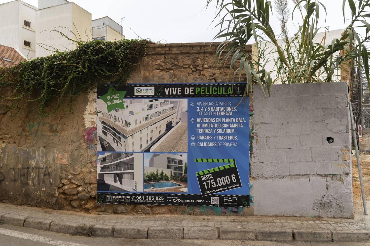 Cartel de una promoción de viviendas en Paterna