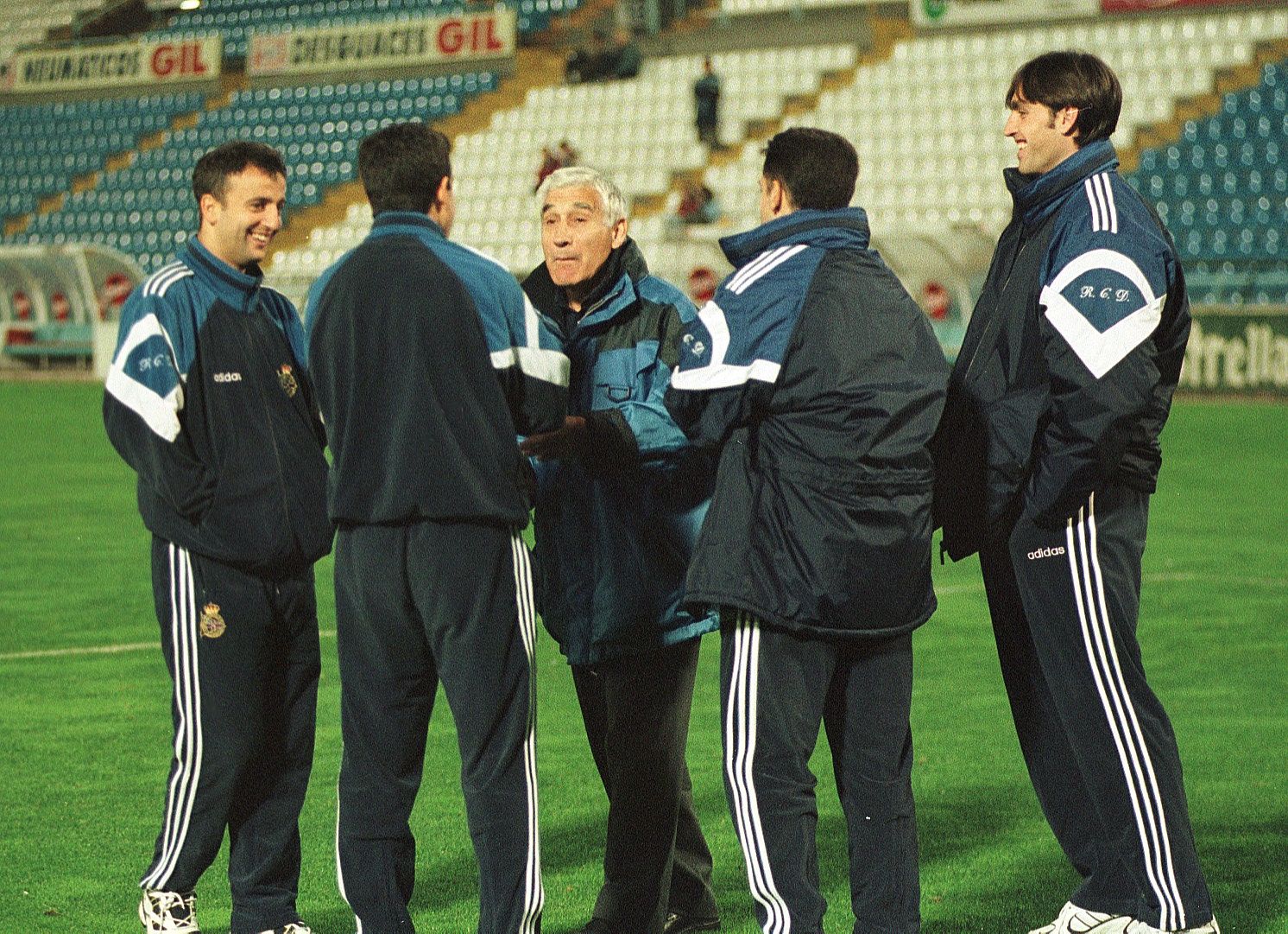 Arsenio hablando con jugadores del Deportivo en Balaídos en 1999