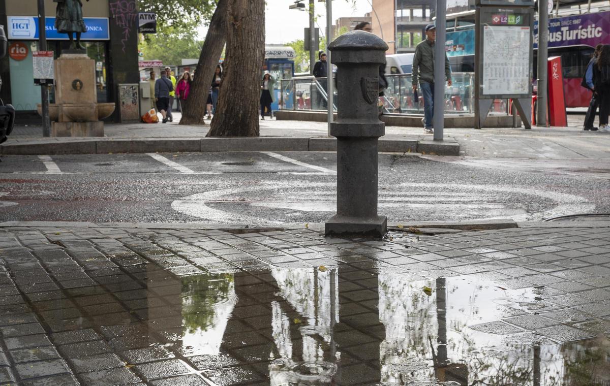 Un charco cerca de la parada de metro de Paral·lel, en Barcelona.