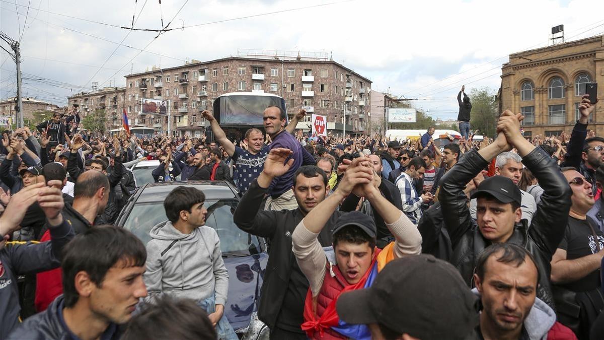 Protestas en Ereván, capital de Armenia, por el nombramiento del antiguo presidente Serzh Sargsyan como nuevo primer ministro.