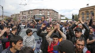 Las protestas callejeras obligan a dimitir al primer ministro de Armenia