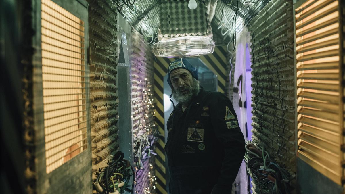 Jonás, que interpreta Elejalde, cree que vive en la NASA