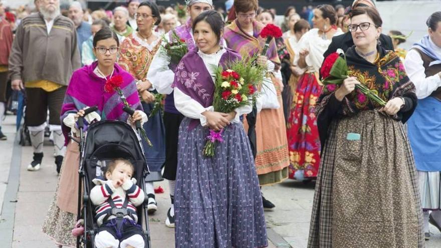 Unos 275.000 oferentes en la Ofrenda de Flores más larga de la historia