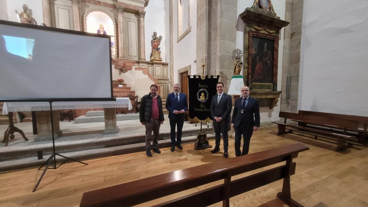 Imagen de las autoridades y de los presidentes de ambas Juntas de Semana Santa tras el acto de hermanamiento.