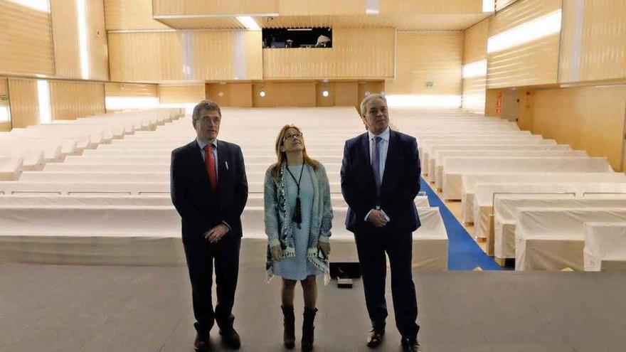 La presidenta de la Diputación muestra el escenario del teatro Ramos Carrión a los nuevos gestores de las instalaciones.