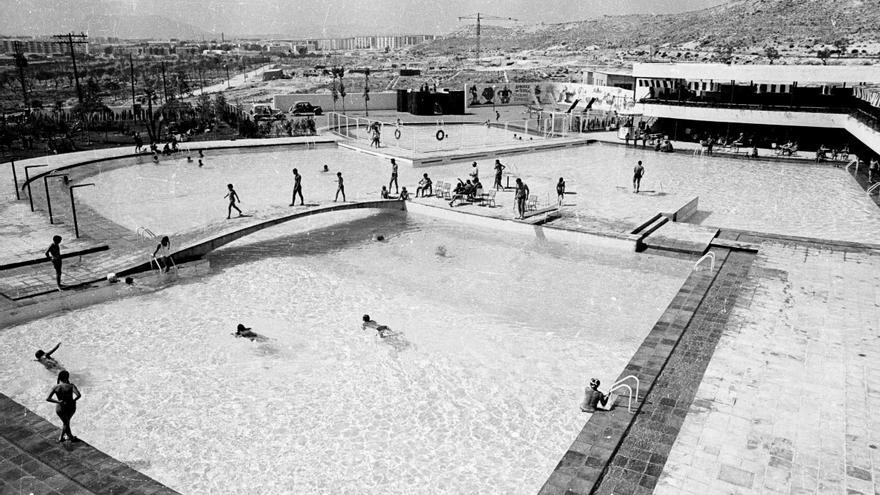 Hace 50 años, del 8 a 14 de abril: En el barrio Juan XXIII se inaugura la piscina privada más grande de España