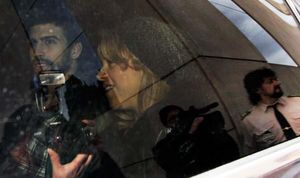 Shakira i el seu fill Milan abandonen la clínica.