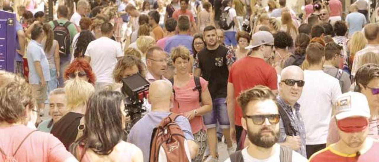 Una calle abarrotada de turistas