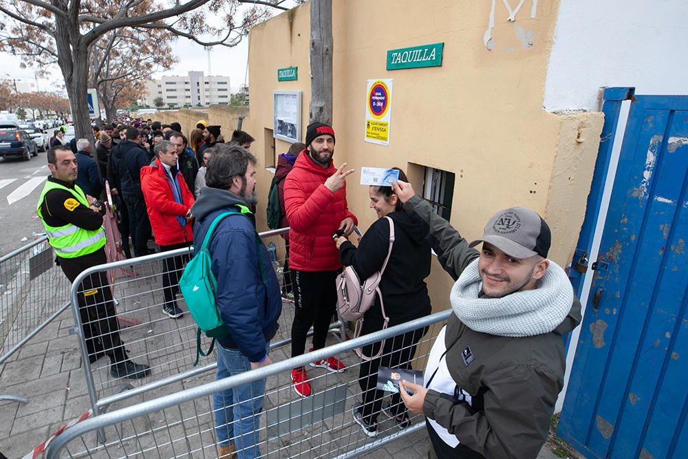 Colas para comprar la entradas del UD Ibiza - Barça