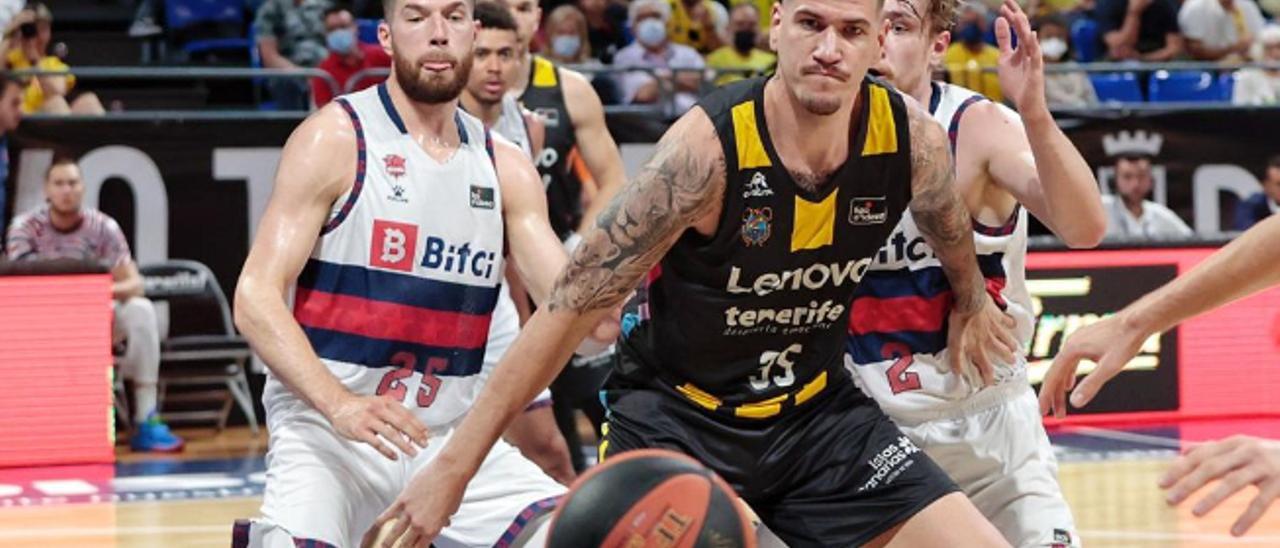 Fran Guerra trata de recibir el balón ante la defensa del Baskonia.