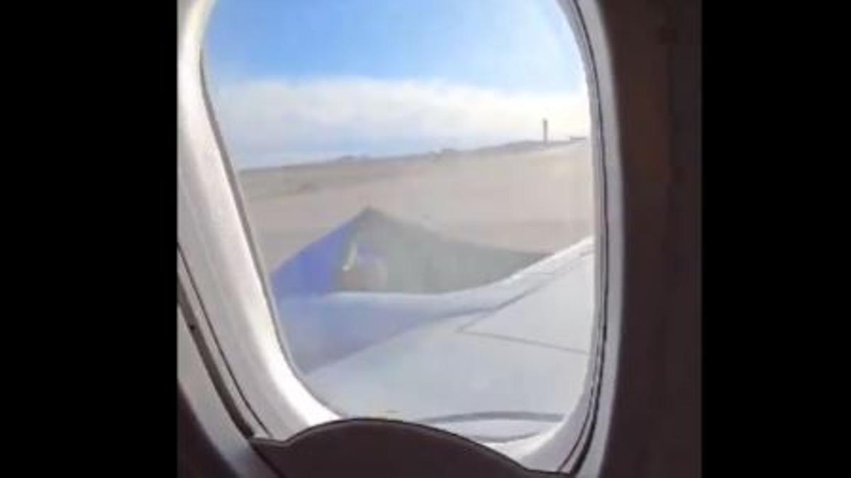 Se desprende parte del motor de un Boeing en pleno vuelo que obliga a aterrizar de emergencia