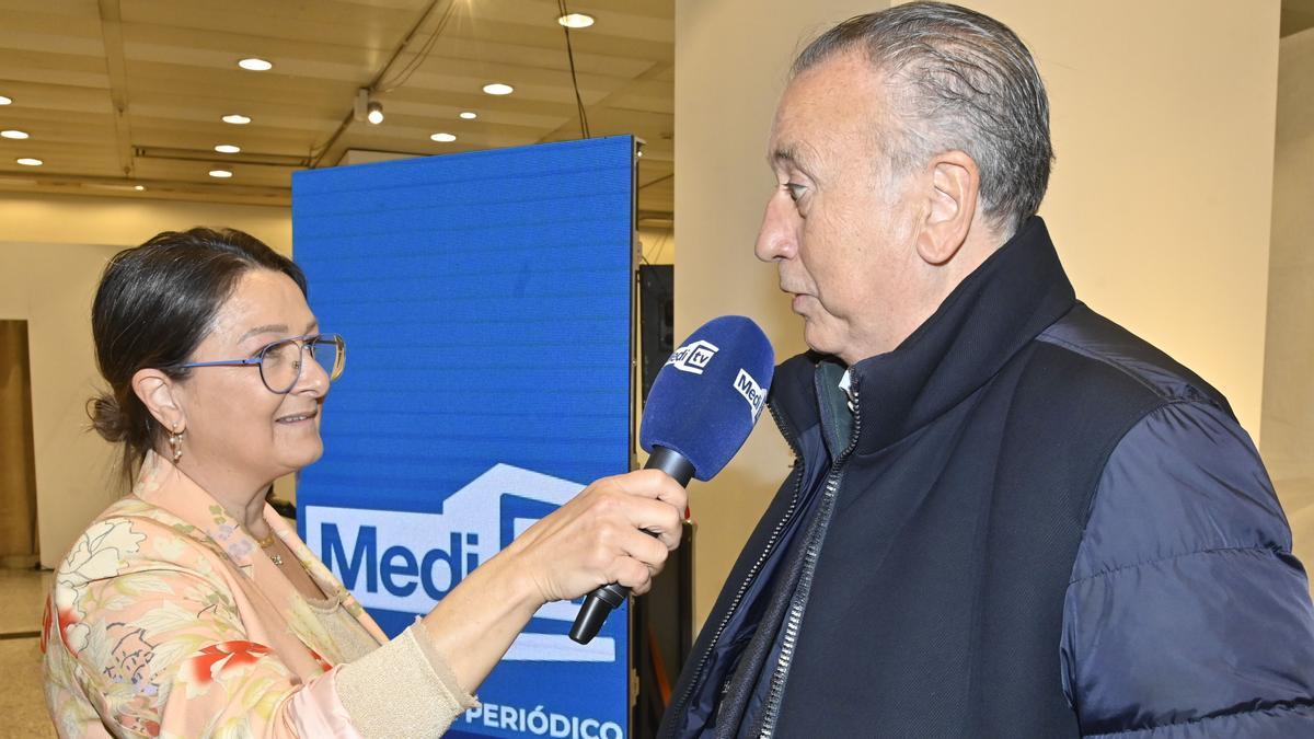 El presidente del Villarreal, Fernando Roig (d), ayer en la Bodeguilla de ‘Mediterráneo’ junto a Loles García, de ‘MediTV’.
