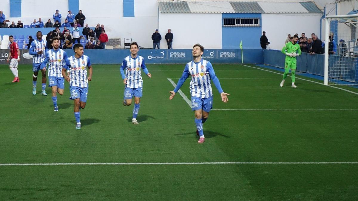 Chris Martínez celebrando el primer gol del Águilas FC ante el Puente Genil.