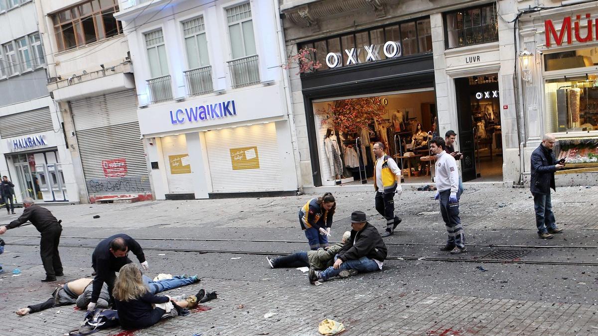 Servicios médicos prestan ayuda a varios heridos en el atentado suicida en el centro de Estambul, esta mañana.