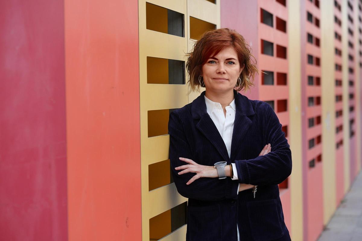 Elisenda Alamany, este lunes junto a una escuela, cerca de la sede de ERC.