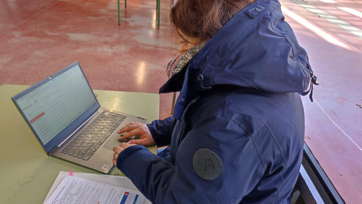 Professorat de l'Institut Joan Mercader abrigat per les baixes temperatures a les aules