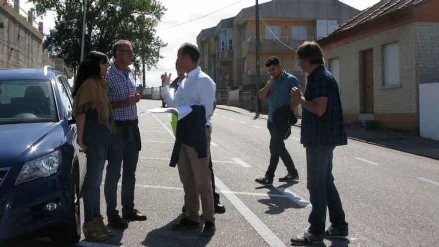 Alcalde y concejales, con técnicos y el inspector de la Policía Local en la Rúa Mariñeiro.