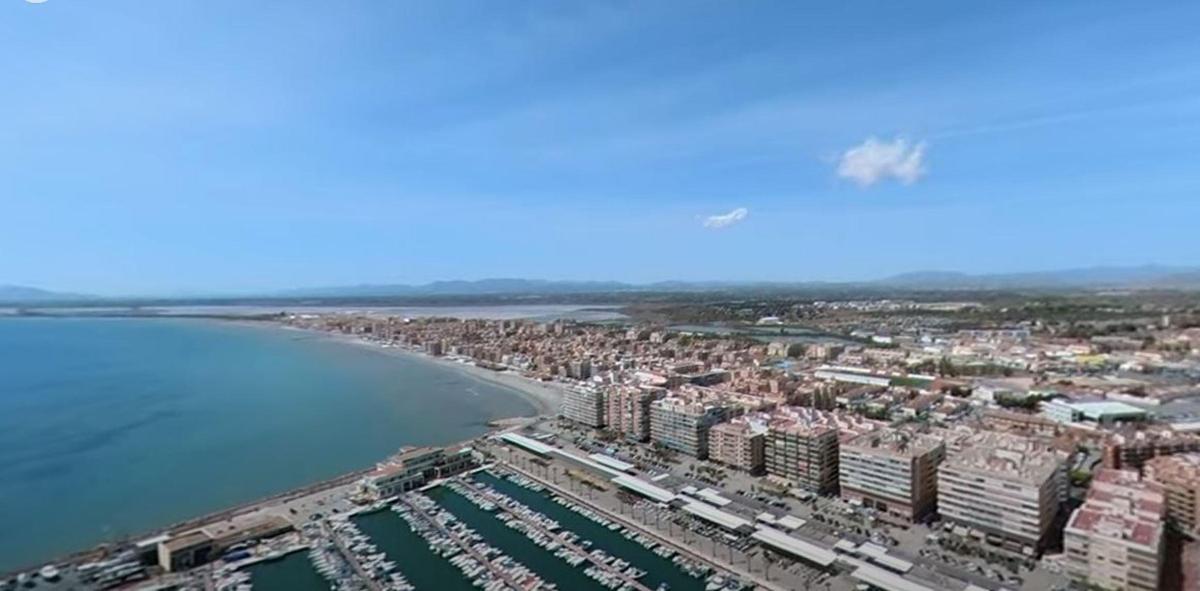 El puerto de Santa Pola, en primer término y, al fondo, las Salinas