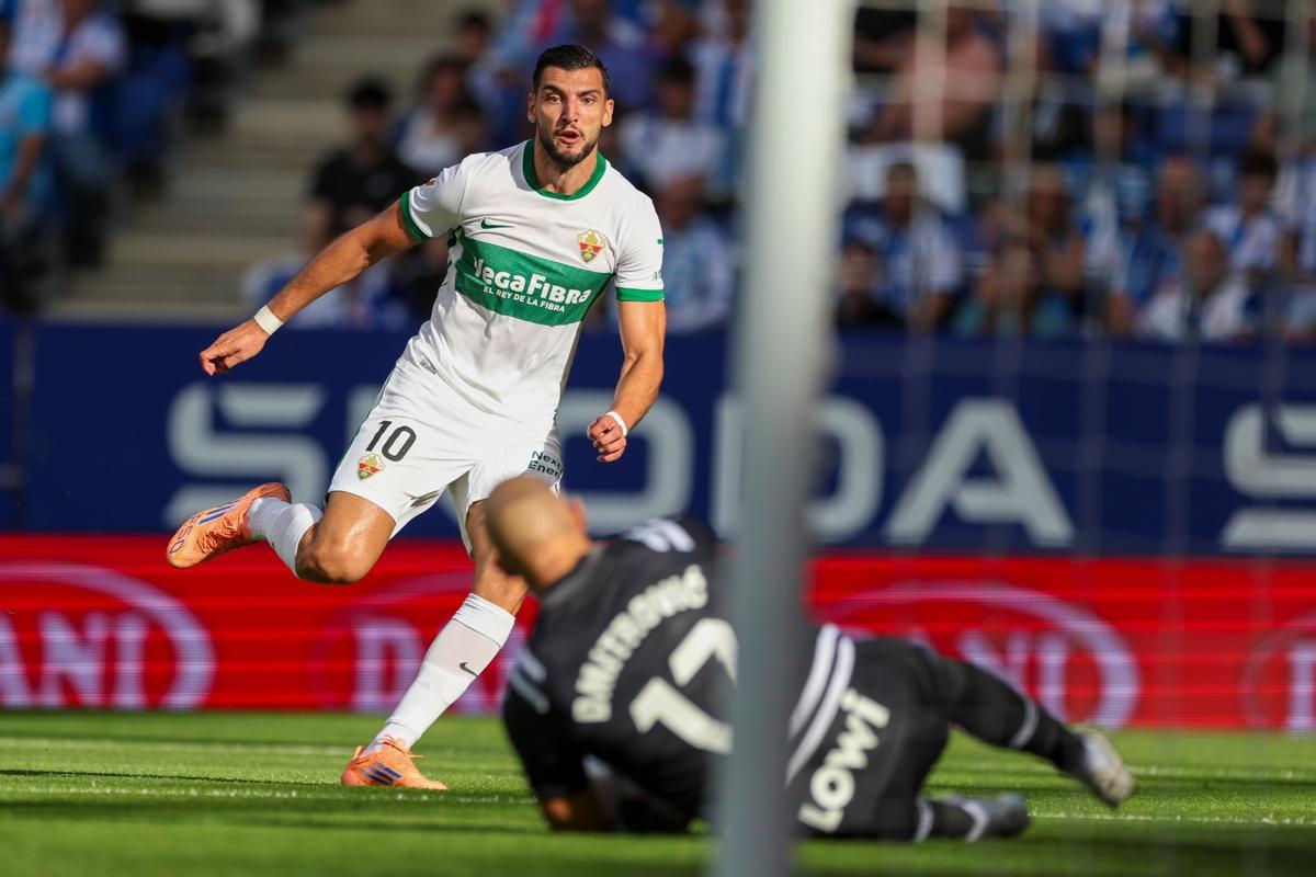 Dmitrovic le ganó la partida a Rafa Mir en un mano a mano