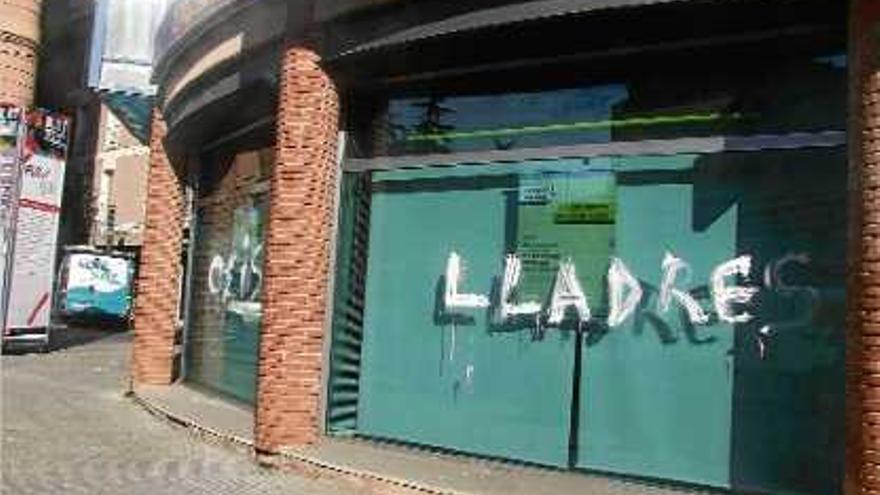 Pintades als vidres de la façana de Bankia ahir al matí, al centre d&#039;Olot.