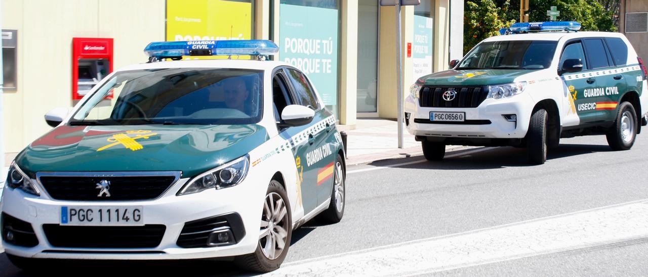 Dos vehículos de la Guardia Civil a las puertas de la entidad bancaria de Meis