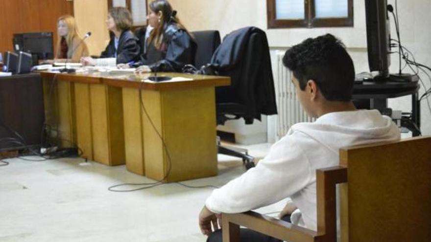 El joven imputado, de 19 años, ayer en el juicio.