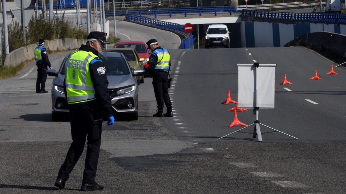 La Policía Local, durante un control de tráfico. |   // CARLOS PARDELLAS