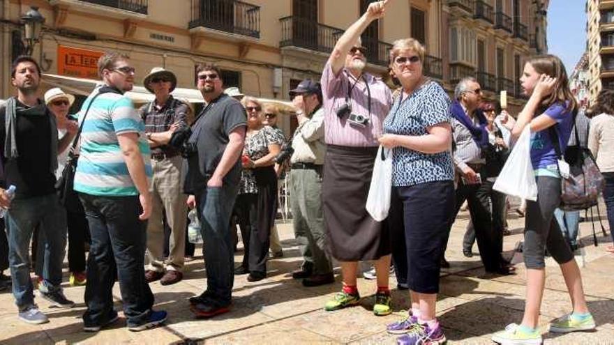 Un grupo de turistas observa edificios en el centro de la capital.