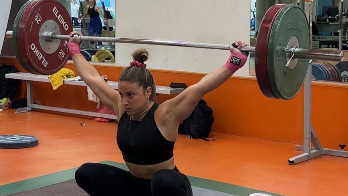 Irene Martínez levanta una barra en un entrenamiento. | LOC