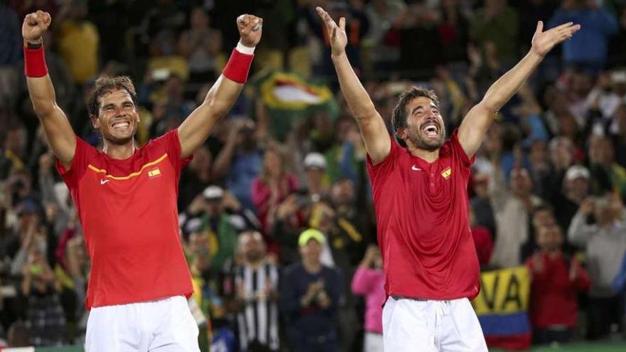 Nadal, a la izquierda, y Marc López celebran su victoria en la final de dobles en los Juegos Olímpicos de Río de Janeiro.