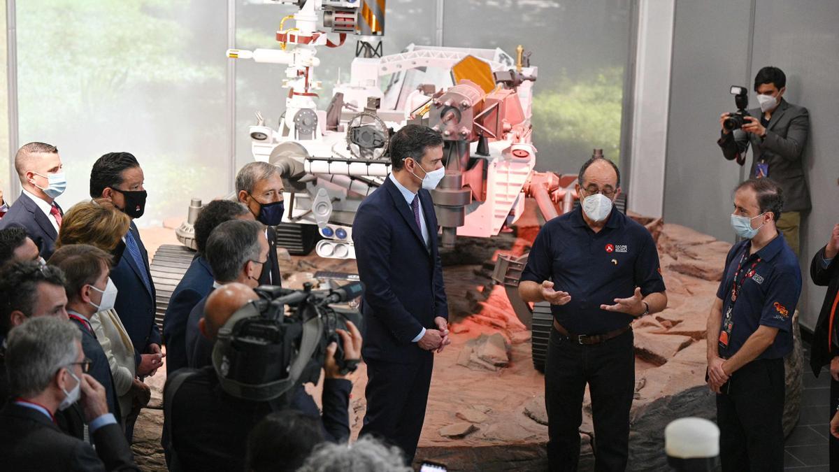 El presidente del Gobierno, Pedro Sánchez, en las instalaciones del Jet Propulsion Laboratory (JPL) de la NASA, en Pasadena (California), y posa delante de una réplica del 'rover' Mars 2020 Perseverance, este 22 de julio de 2021.