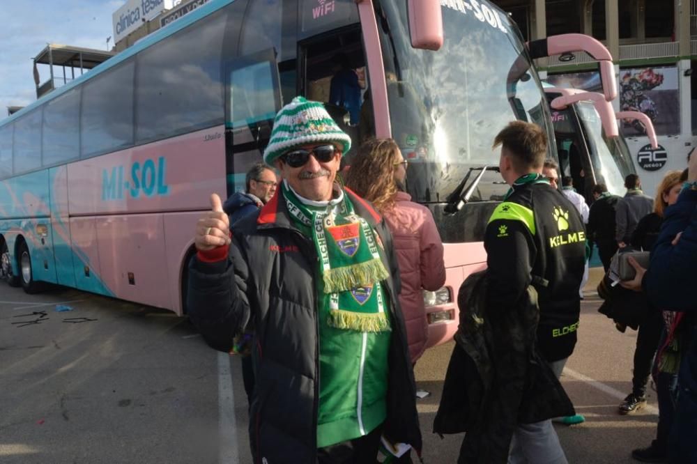 Los aficionados del Elche CF y del Hércules CF apoyan a su equipo antes del derbi