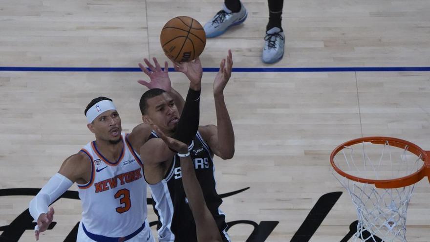 Los Spurs salvan los muebles en el Madison con un 