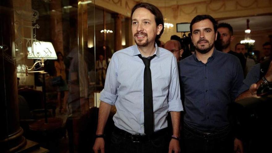 Iglesias y Garzón, a su llegada, ayer, a un desayuno informativo en Madrid.