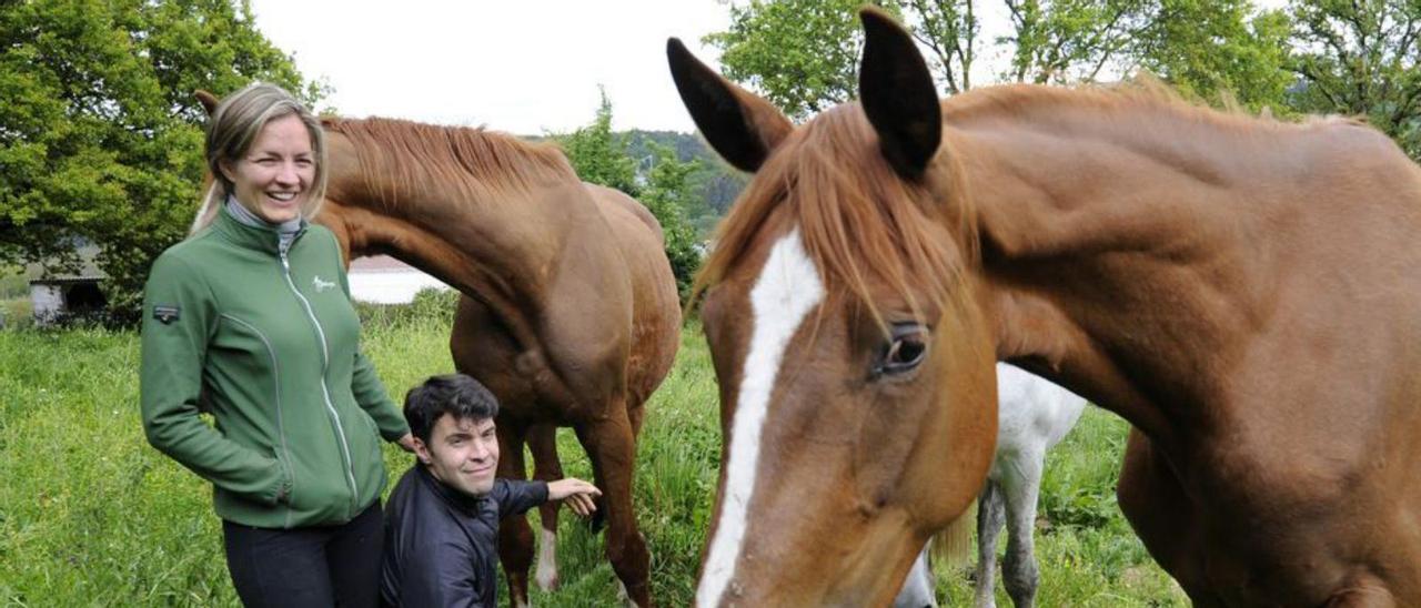 Fernando Rodríguez y Kira Schäder crían caballos. |  // BERNABÉ/JAVIER LALÍN