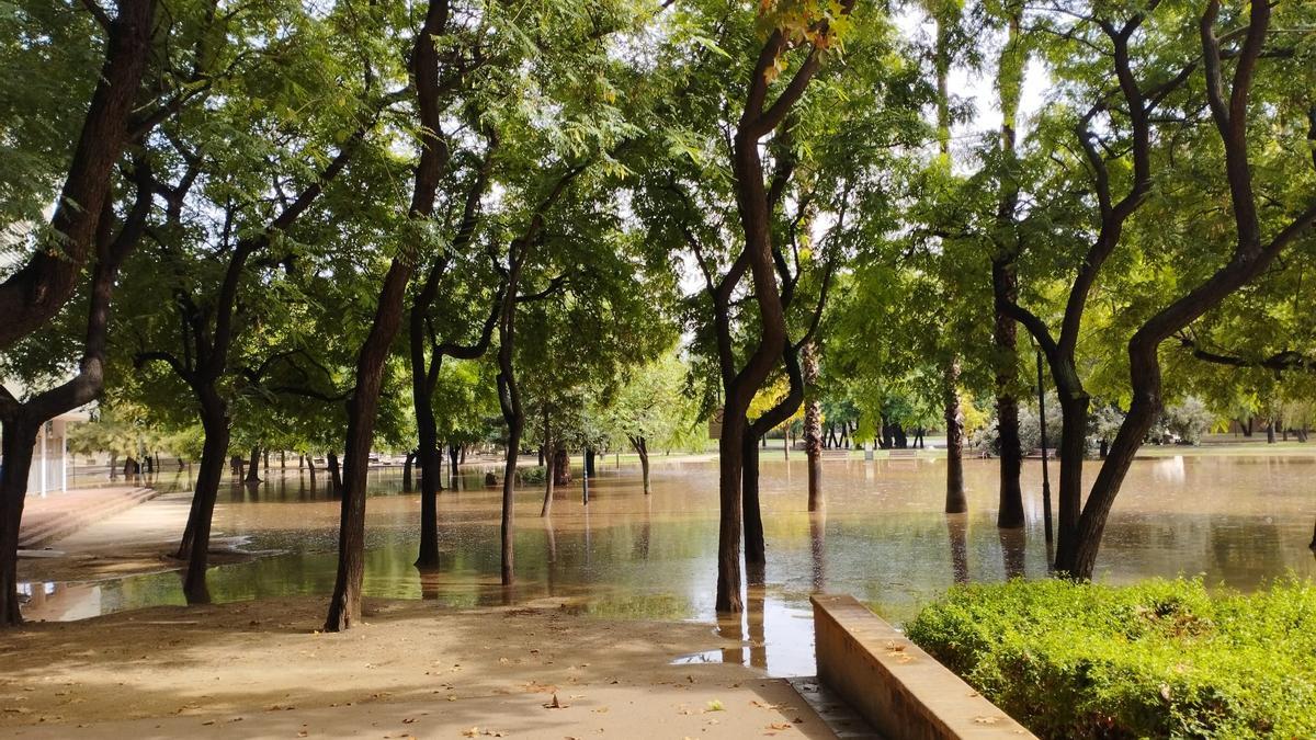 El parque de Can Mercader de Cornellà de Llobregat, inundado tras las fuertes lluvias de este 29 de septiembre de 2026.