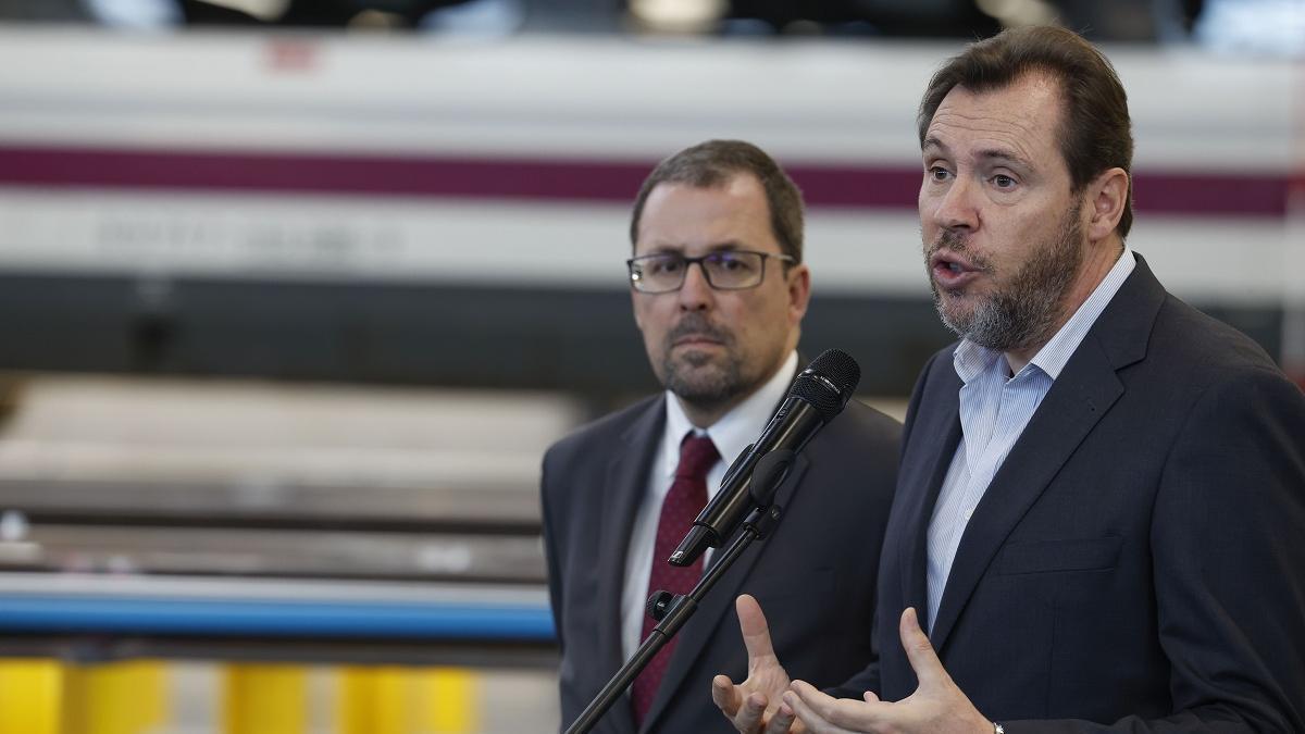 El ministro de Transportes y Movilidad Sostenible, Óscar Puente, visita las nuevas instalaciones de la base de mantenimiento de alta velocidad de Santa Catalina en Madrid.