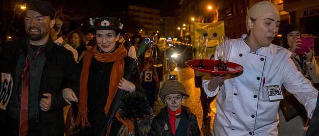 Los participantes en el desfile de disfraces de Pravia.