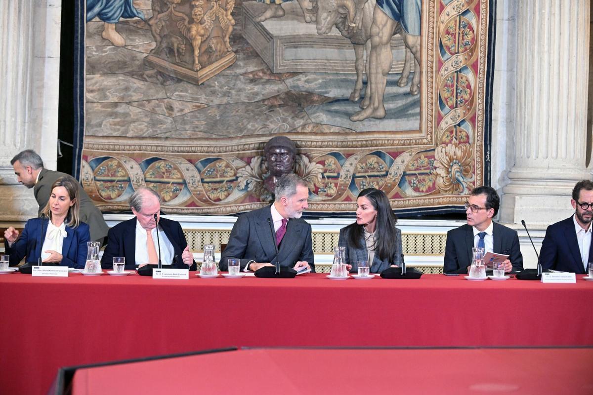 El Rey Felipe y la Reina Letizia durante la reunión anual del Patronato de la Fundación Princesa de Girona, en el Palacio Real, el pasado diciembre.