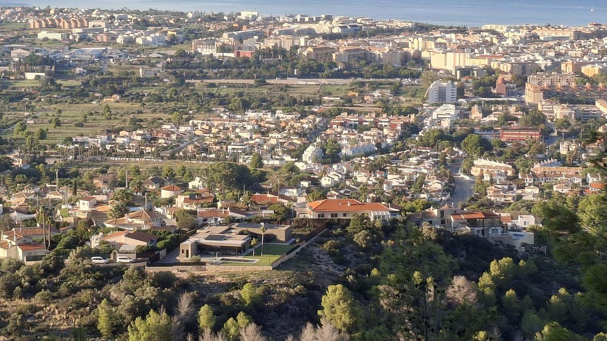 Imagen panorámica de la ladera del Montgó y de Dénia, al fondo.