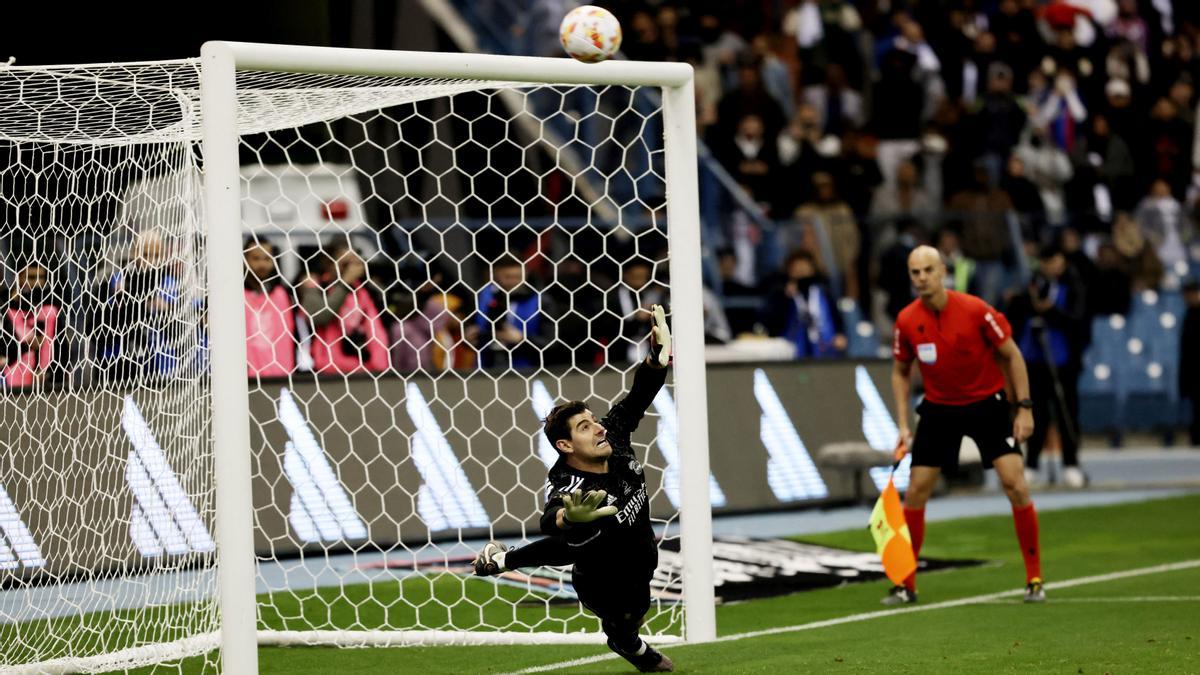 Soccer Football - Spanish Super Cup - Semi Final - Valencia v Real Madrid - King Fahd Stadium, Riyadh, Saudi Arabia - January 12, 2023 Real Madrid's Thibaut Courtois dives as Valencia's Eray Comert shoots over during the penalty shootout REUTERS/Ahmed Yosri