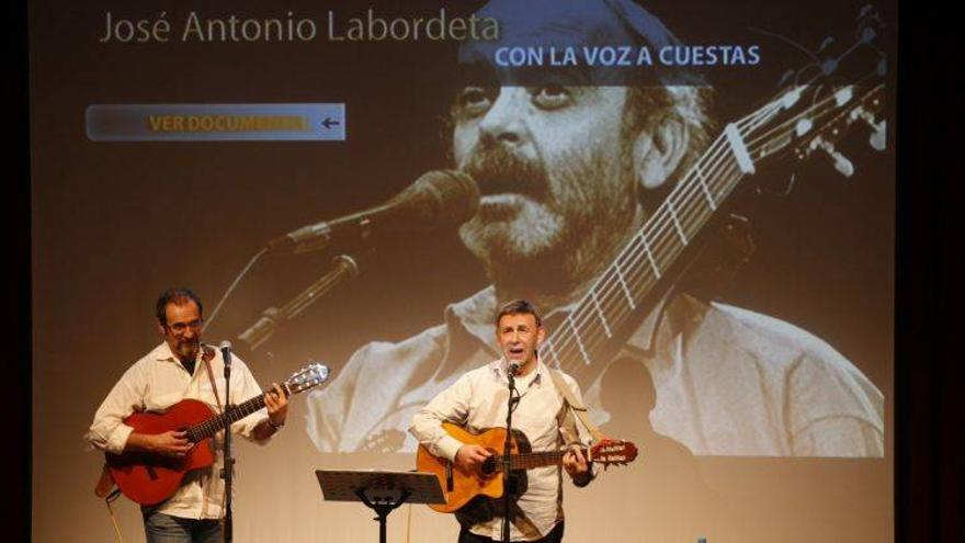 Eduardo Paz y Joaquín Carbonell cantan a Labordeta