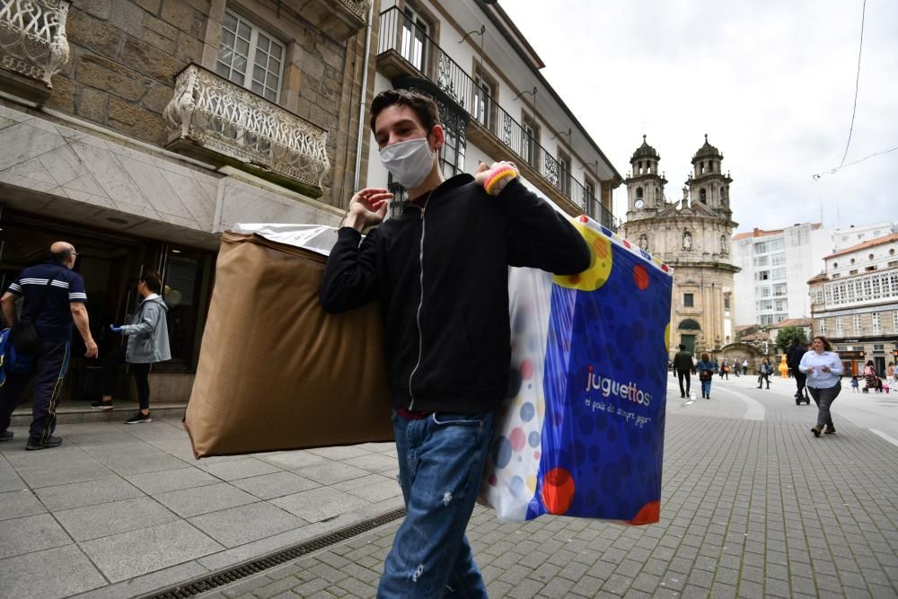 Terrazas, compras, gestiones, paseos... así vive Pontevedra la Fase 1 de la desescalada